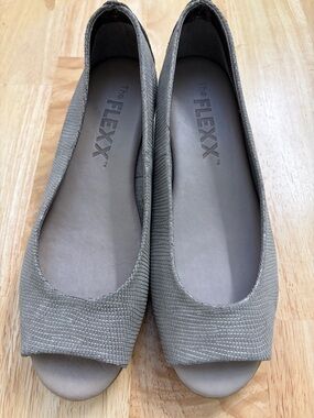 THE FLEXX Taupe Textured Peep-Toe Ballet Flats